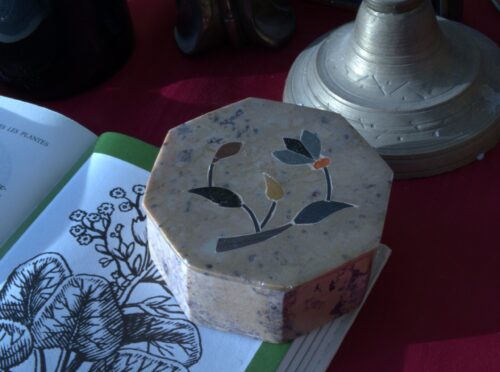 petite boîte en pierre hexagonal