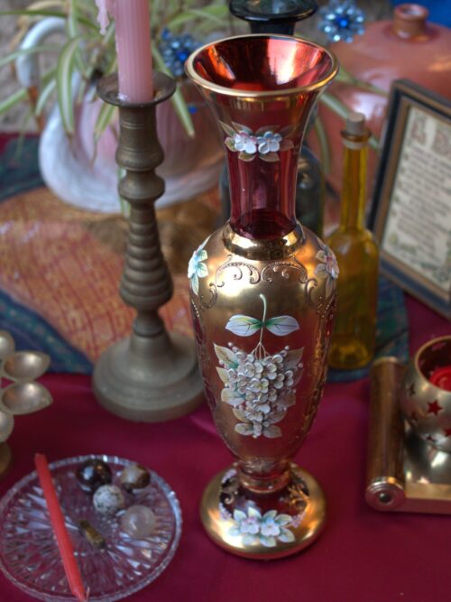 vase en verre rouge foncé et doré