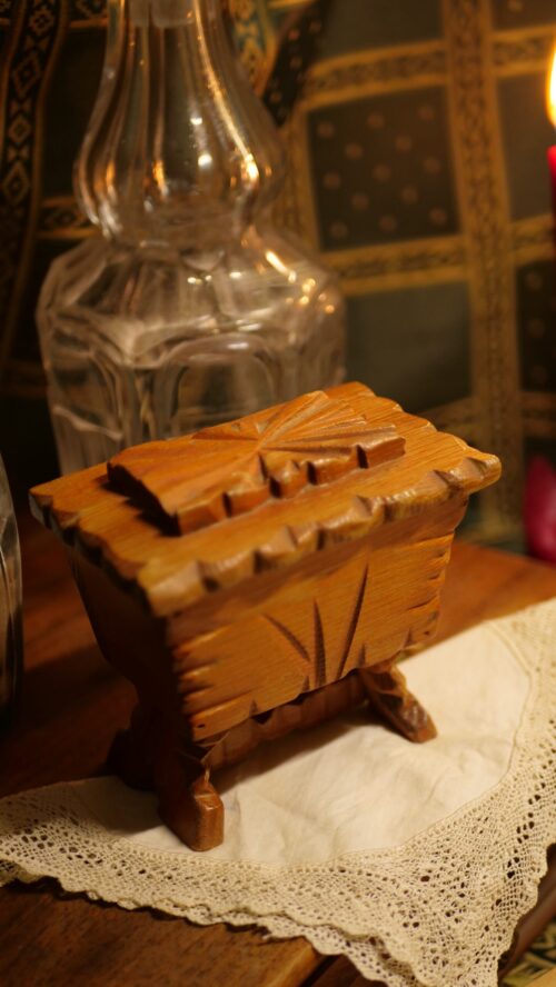 petite boîte en bois sculpté