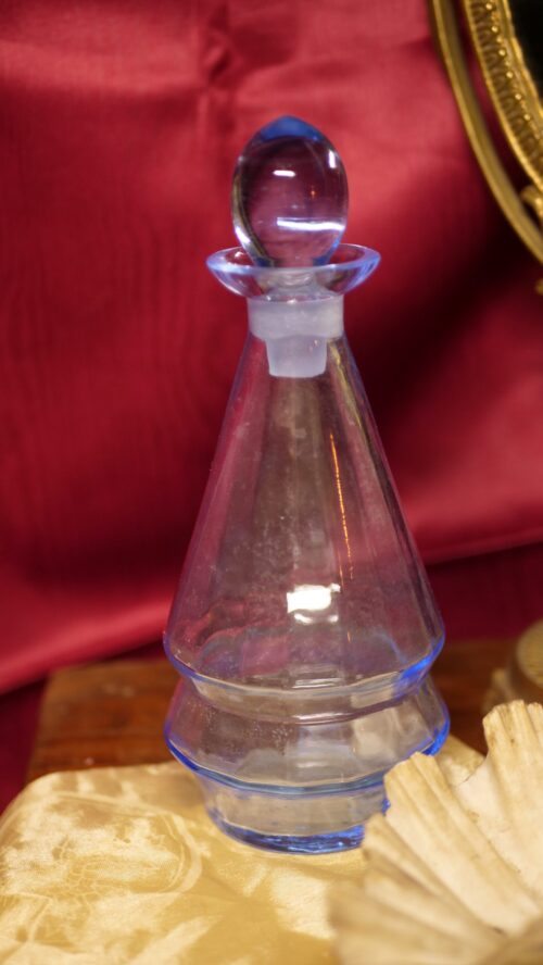 bouteille en verre bleu transparent