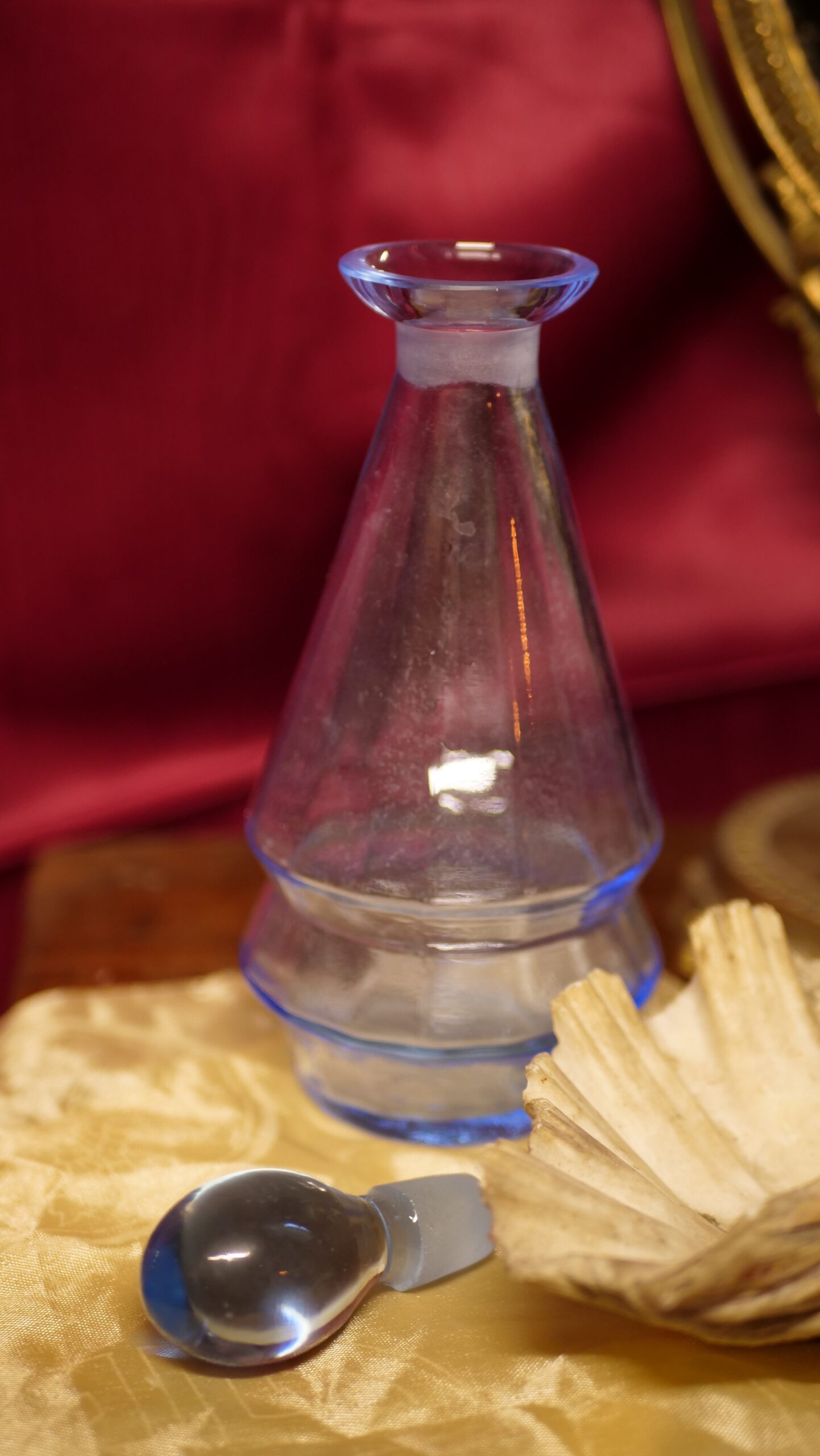 bouteille en verre bleu transparent bouteille en verre bleu transparent