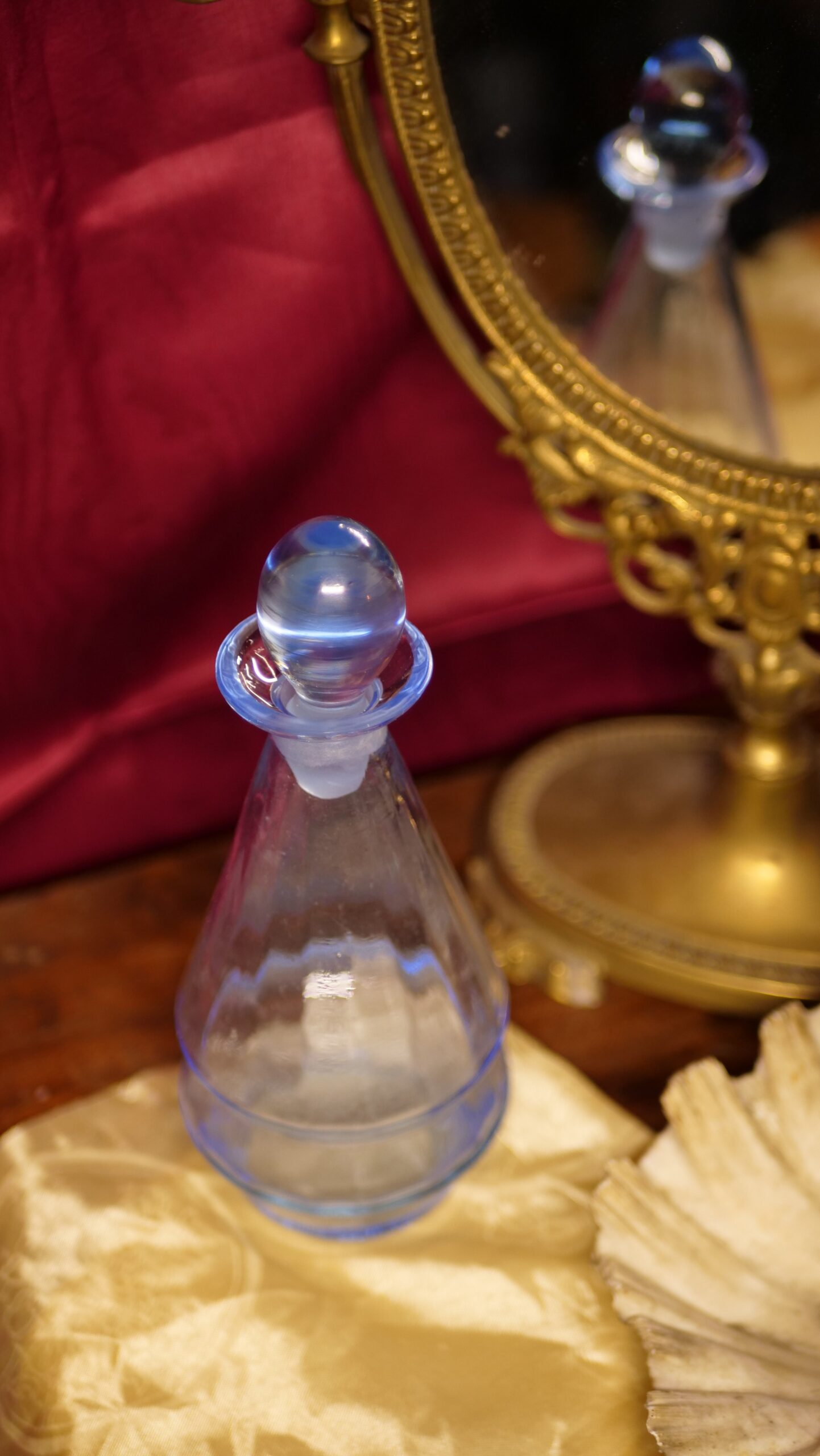 bouteille en verre bleu transparent bouteille en verre bleu transparent