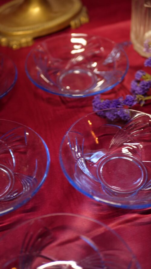 soucoupe en verre bleu transparent