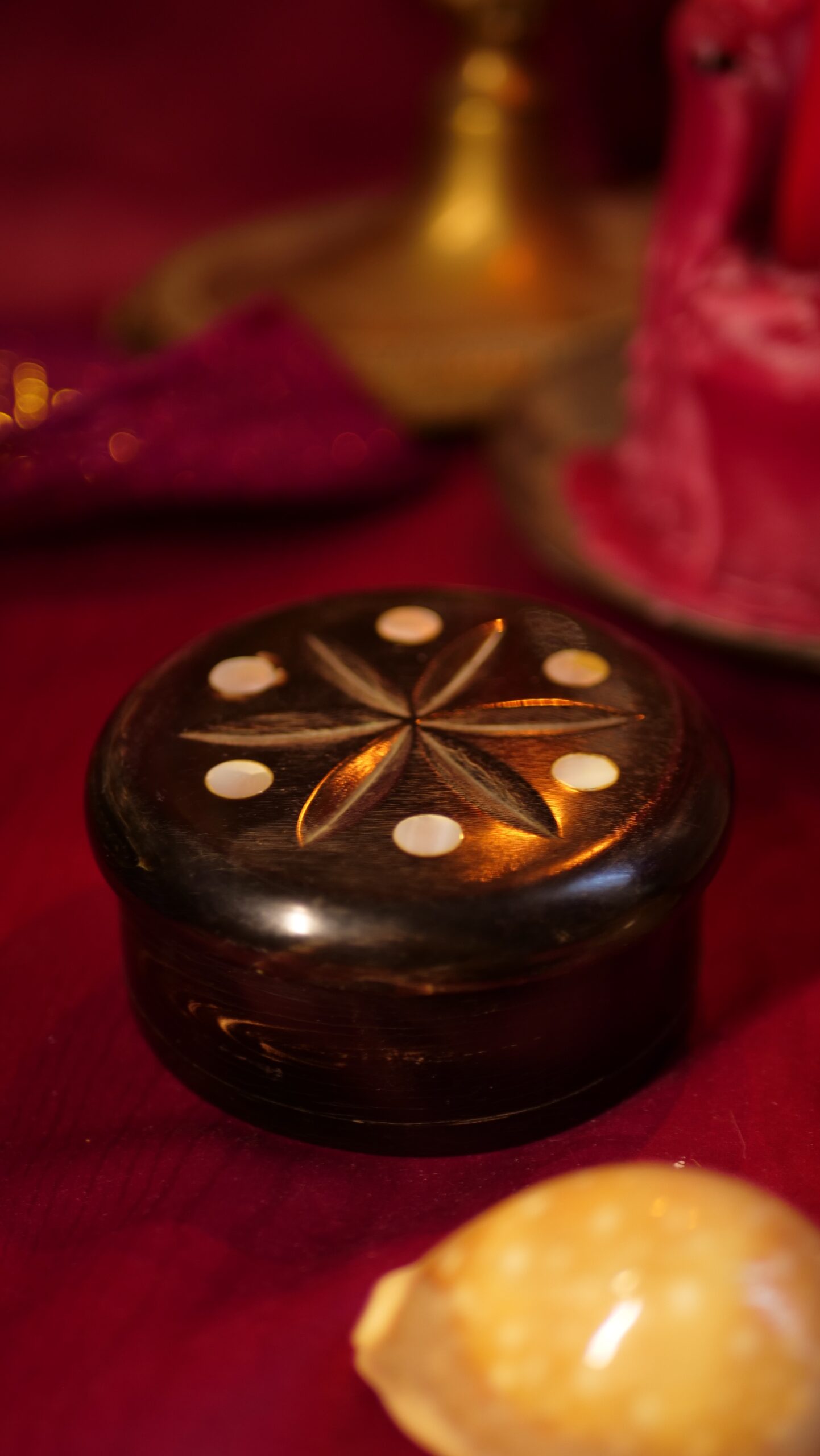 boîte noire ornée de nacre boîte noire ornée de nacre